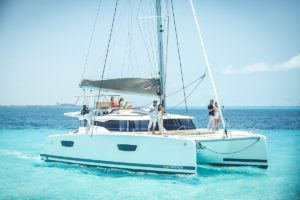 catamaran-sailing-isla-mujeres