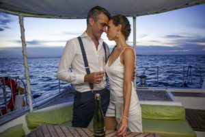 Pareja de novios en casamiento en barco localizados en Cancun