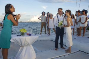 Celebración de matrimonio en embarcación de Experiencias Cancun en Isla Mujeres