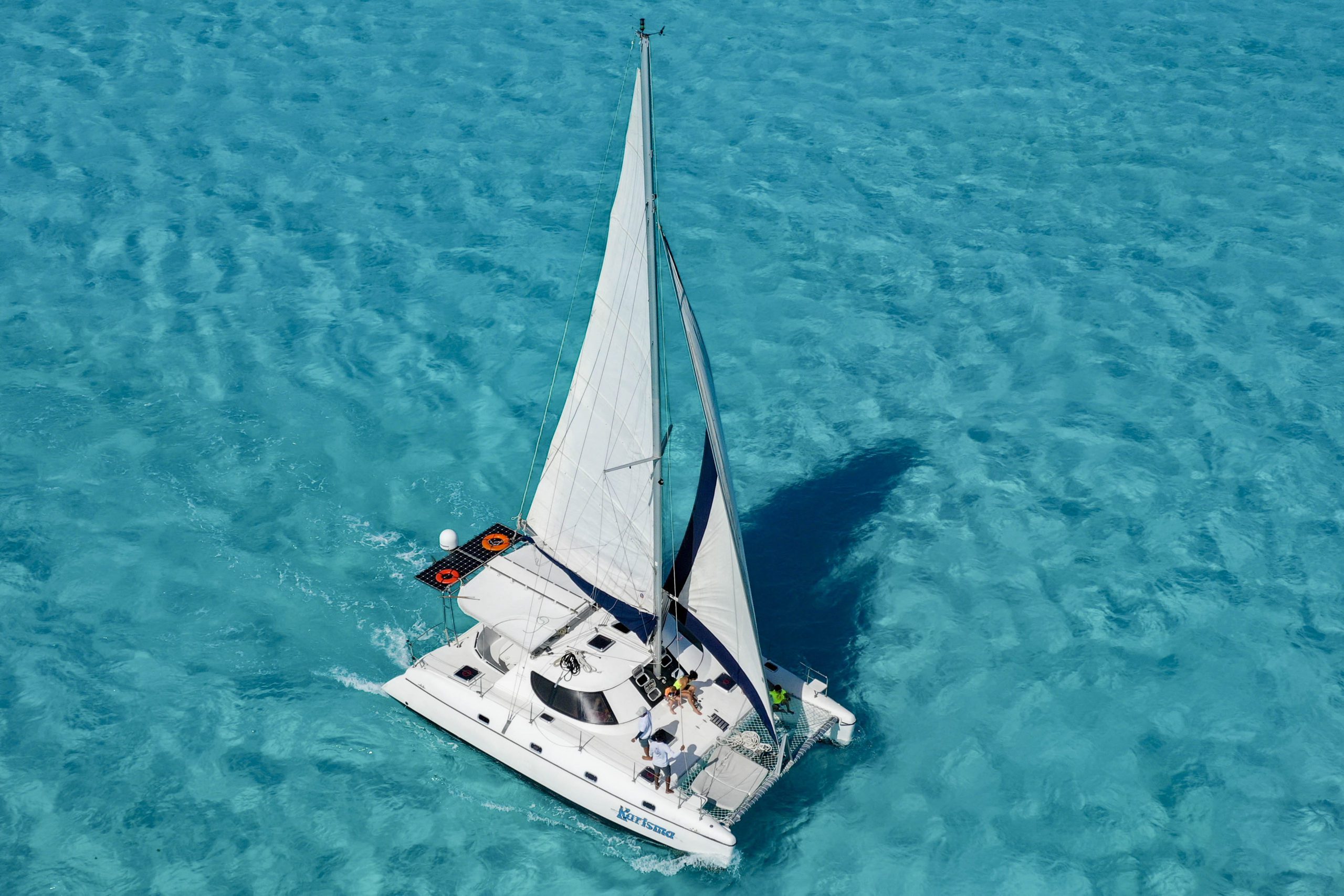 Catamaran navegando a Isla Mujeres